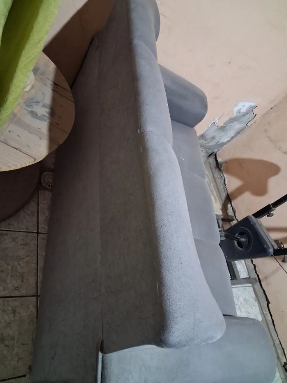 VENDO UM SOFÁ DE 3 LUGARES - USADO R$ 100,00 - Foto 2