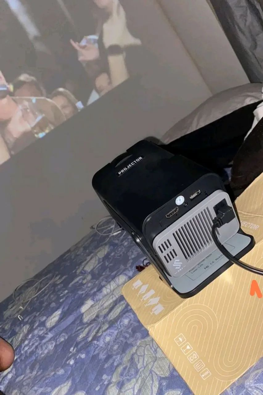 Projetor Hy320 FullHd + tela de projeção 100 polegadas  - Foto 4