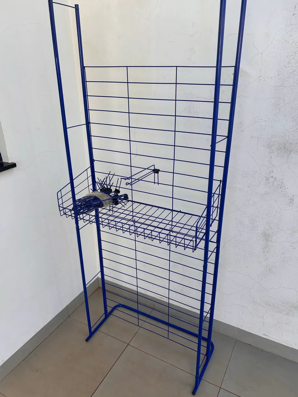 Expositor em metal com cesta e 12 gancheiras 170 x 70 cm - Foto 3