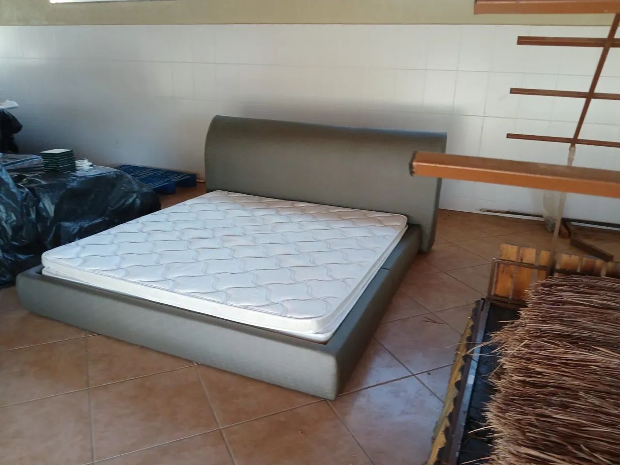 Cama de casal king é ideal pra quem tem pet.