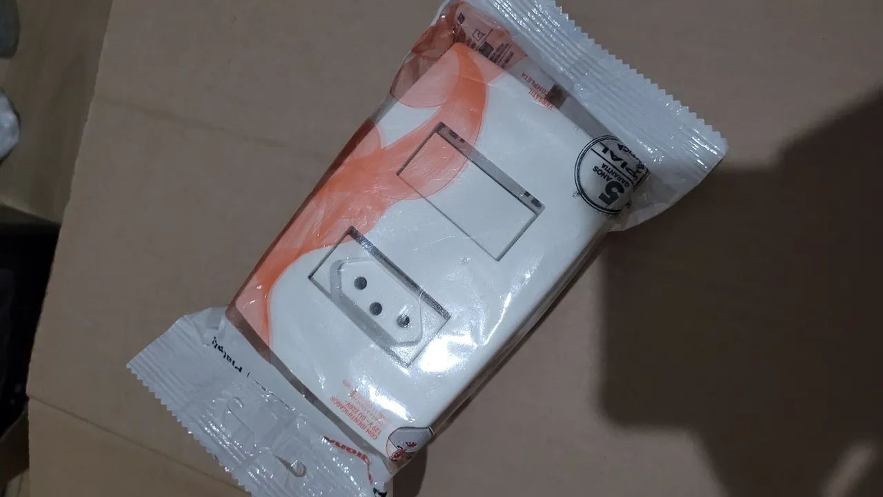 Conjunto 4x2 legrand pial plus tomada e interruptor 64962675005441120