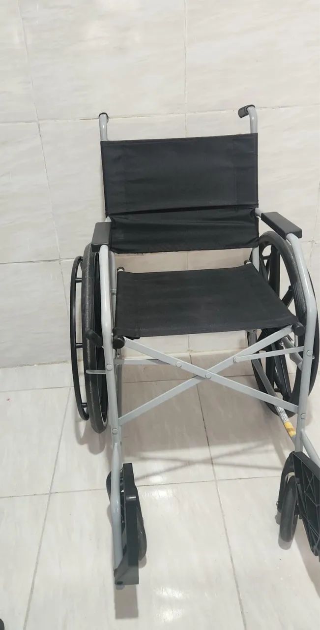 Cadeira de Rodas Manual Semi Nova - Excelente Estado - Foto 3