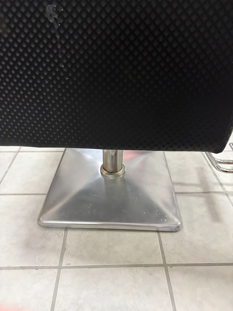 Cadeira cabeleireiro profissional - ótimo custo benefício  - Foto 4