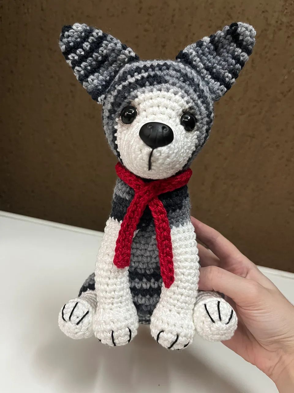 Cachorrinho Pinscher Cinza Branco em Crochê Amigurumi Pelúcia - Foto 6