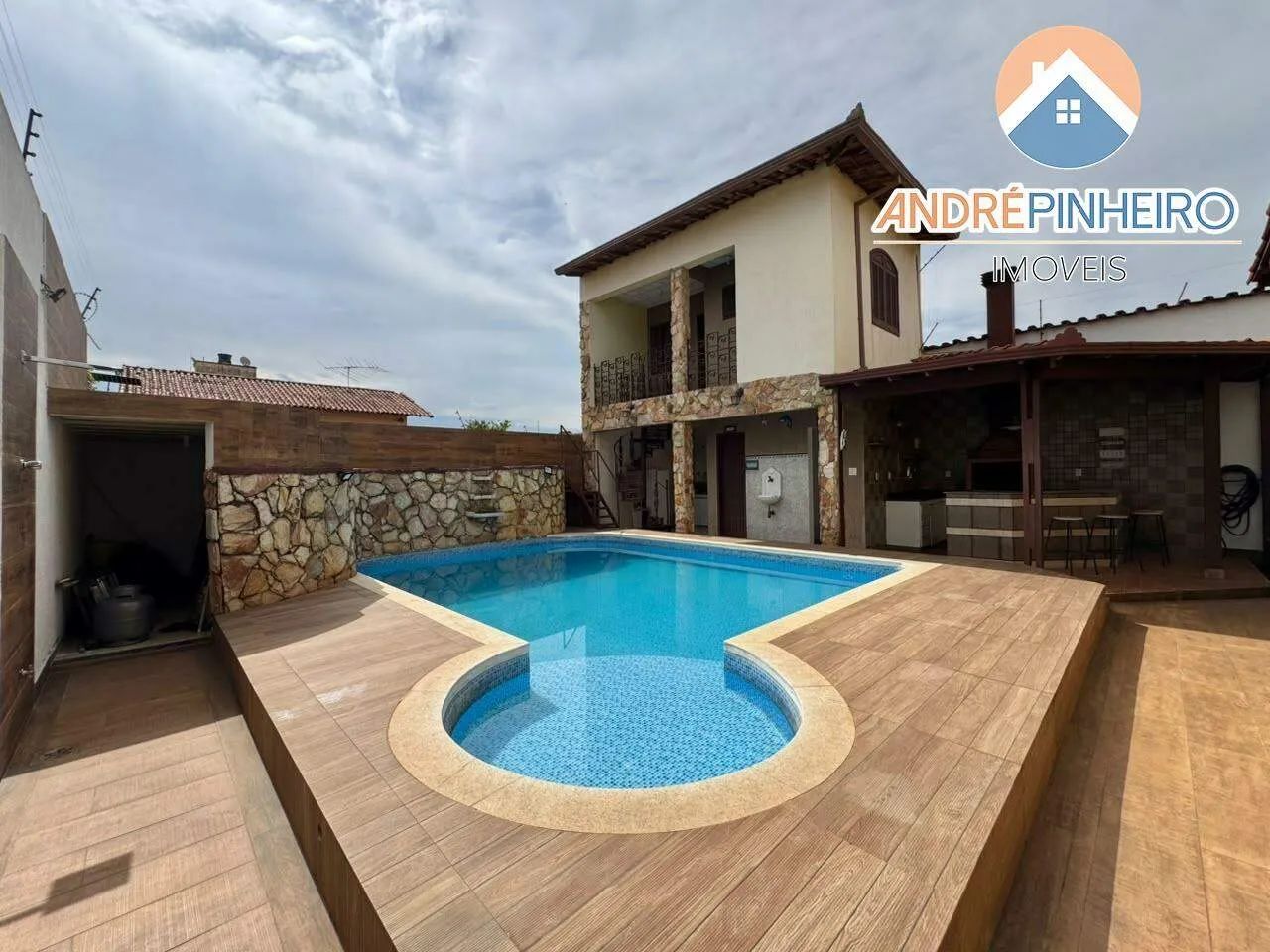 Casa à Venda  204m², 4 Quartos, Suíte com Hidromassagem, Piscina e Sauna
