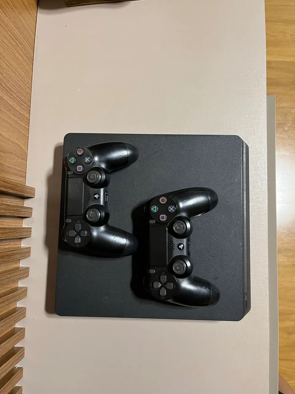 Ps4 com 2 controles 1 tera - Foto 4
