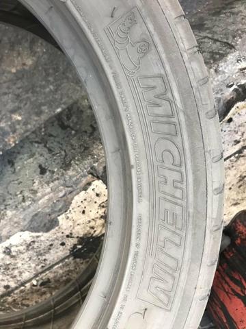 Pneus 235/45/17 Michelin meia vida (não são riscados) - Foto 5