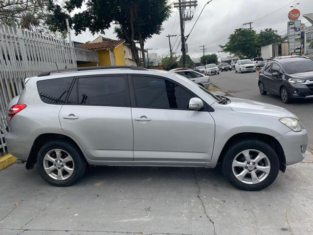 Toyota Rav4 com teto solar aceito financiamento - Foto 2