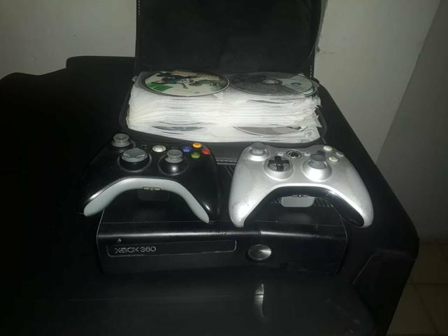 Vendo xbox 360 desbloqueado com 2 controles e varios jogos