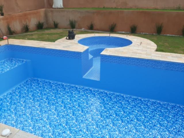 Piscina de vinil e pastilha