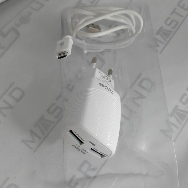 Kit carregador rápido. Com 2 entradas usb,  Cabo com entrada, V8.  Novo.
