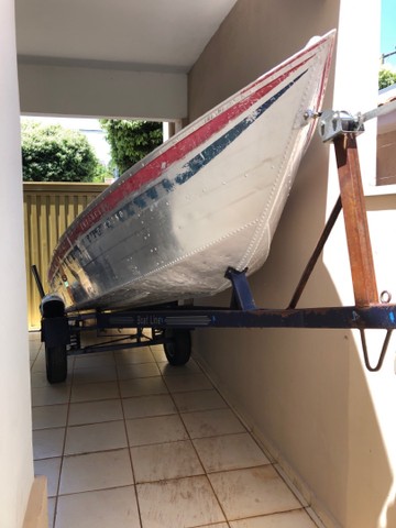 Vende se  barco + carretinha $8000