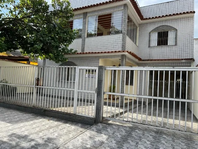Casa no Bairro Araçás com mais de 300m² de construção, 4 quartos, sendo uma suíte, quintal