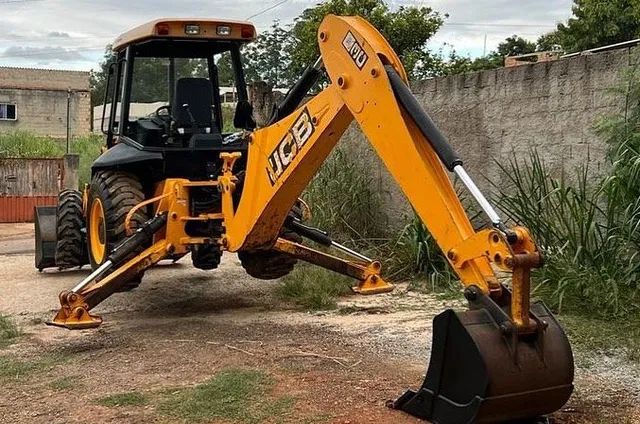 Retroescavadeira JCB no parcelamento