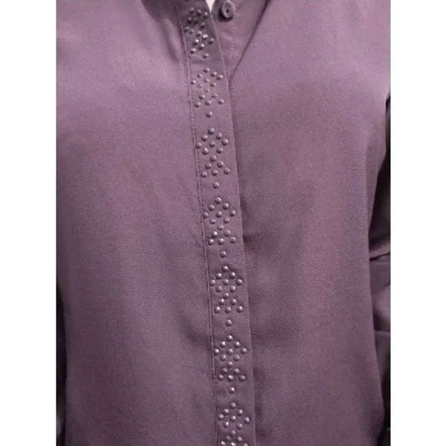 Camisa feminina clássica, na cor uva, com strass - Foto 4