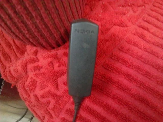 Carregador de celular nokia,preto,funcionando,leve, pequeno, simples.