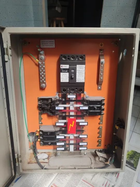 Quadro de distribuição com disjuntores 