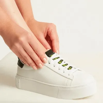 Tênis Branco com Detalhes Modernos