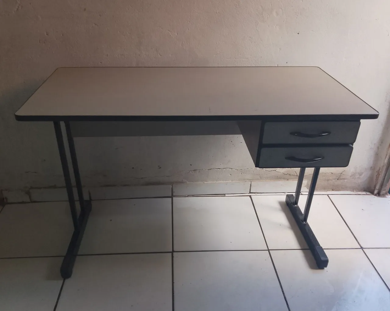 Mesa de Escritório com Gavetas - Design Moderno