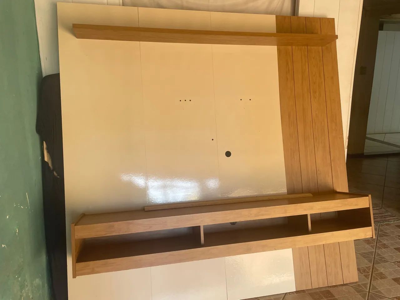 Painel de TV Moderno com Prateleira e Nichos - Foto 2