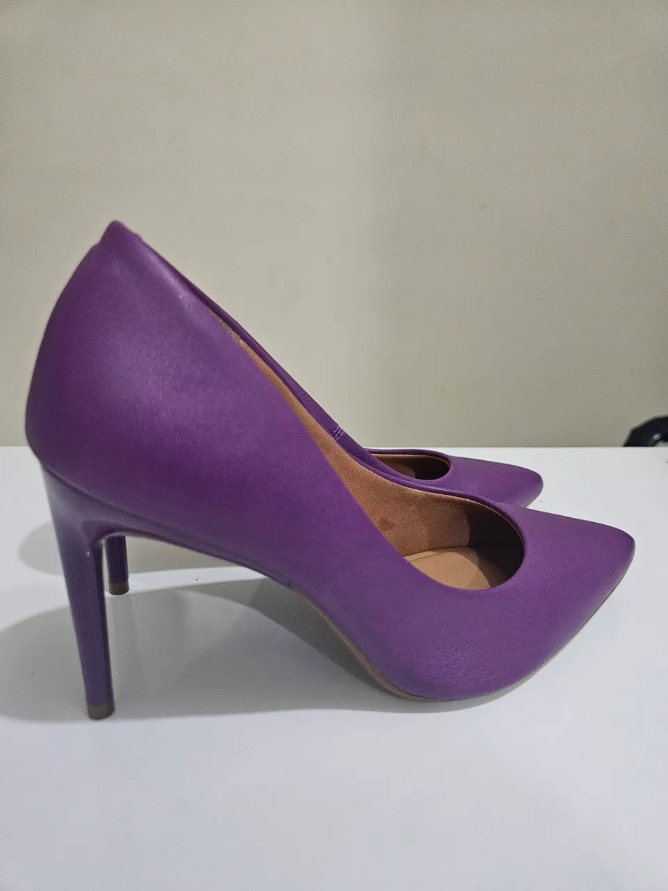 Sapatos de Salto Roxo Elegantes