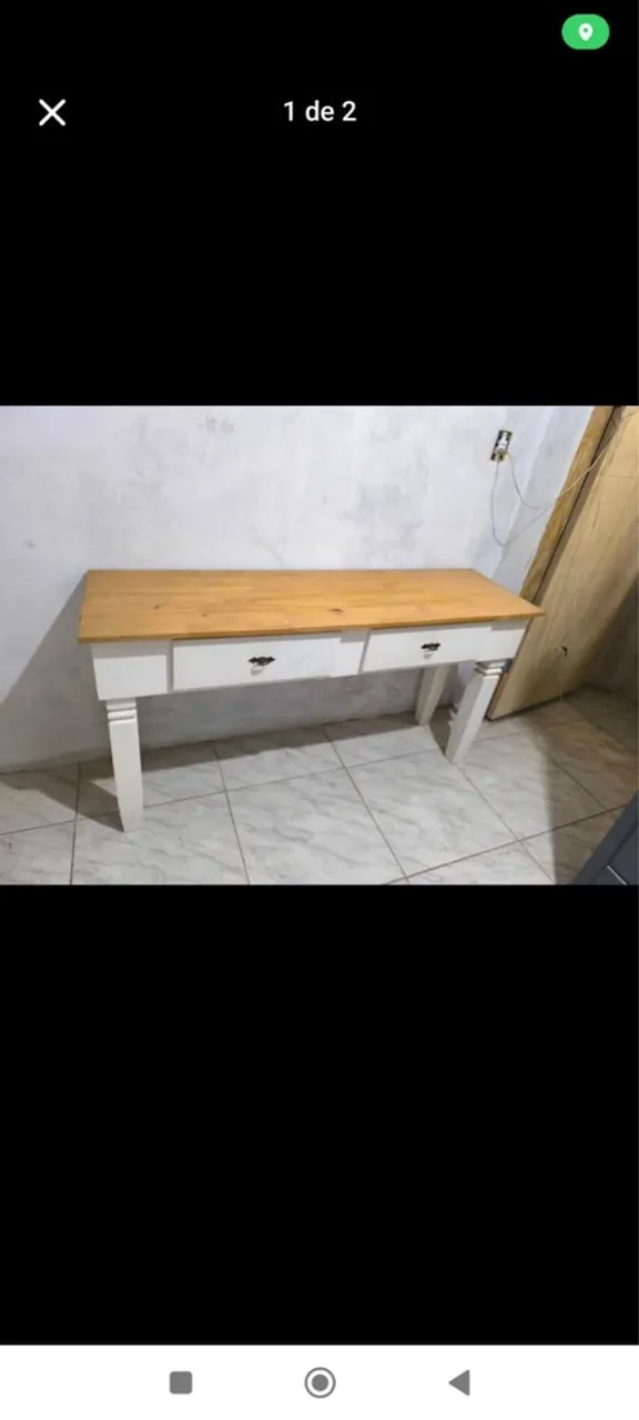 Escrivaninha com gavetas em madeira e branco