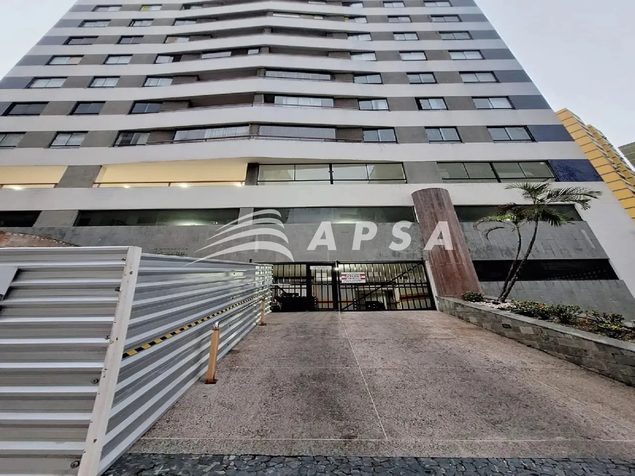 ÓTIMA OPORTUNIDADE NA PITUBA. CONDOMÍNIO ROSSINI. APARTAMENTO MOBILIADO, COM VISTA PARCIAL