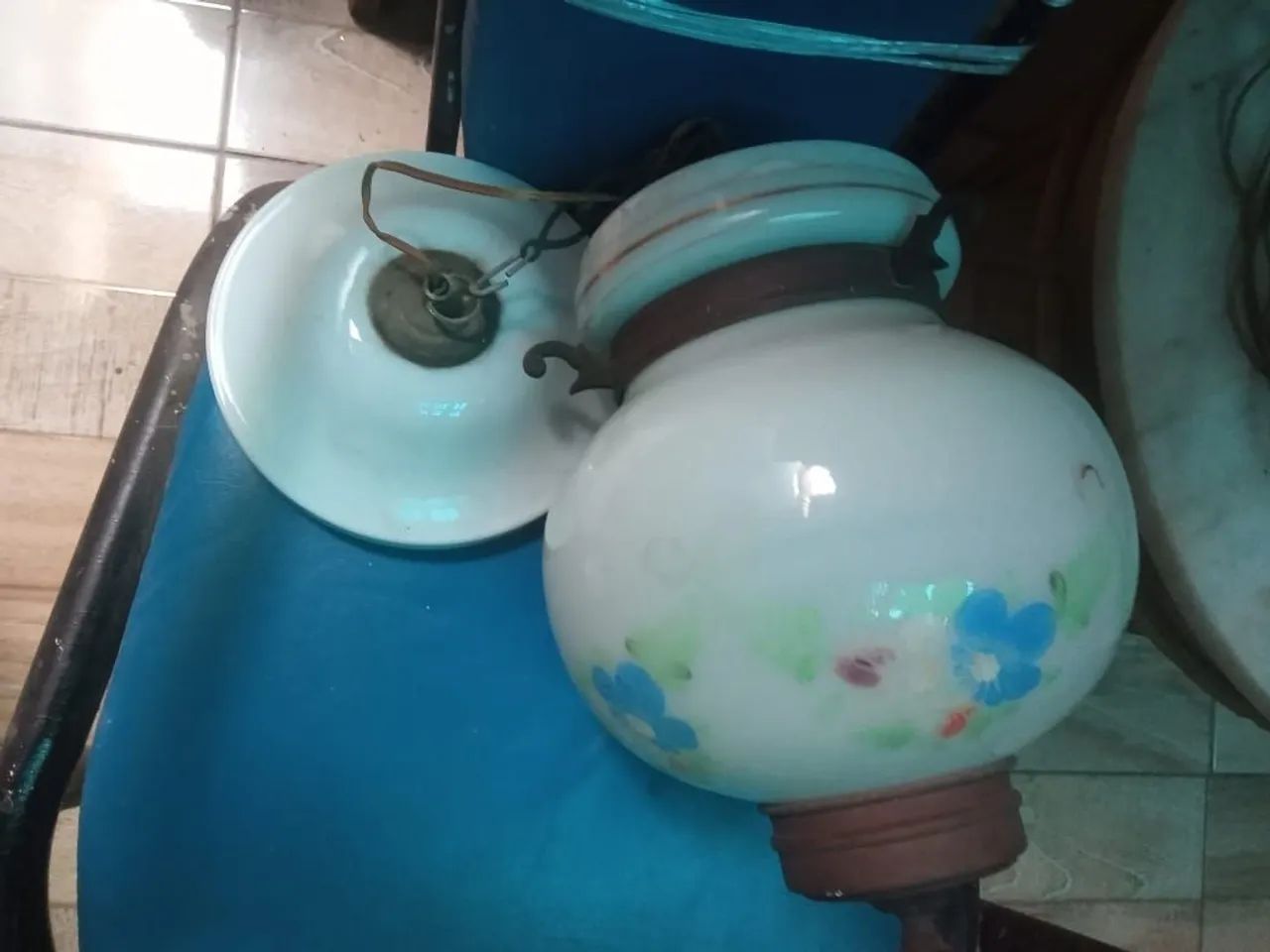R$500 Lustres Porcelana e bronze, desmontado. - Foto 4