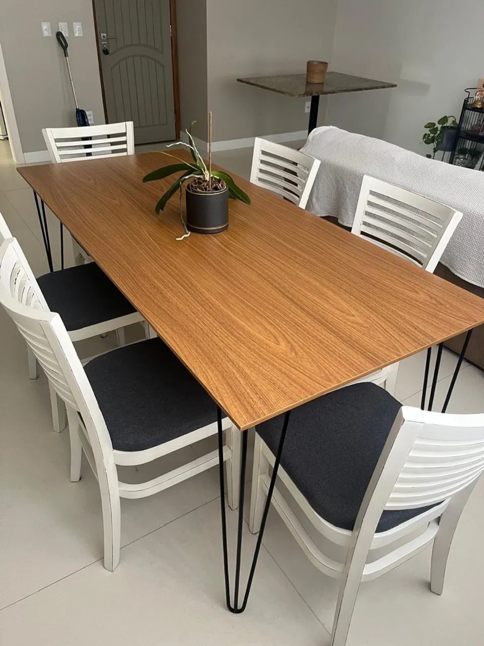 Mesa nova em MDF Freijó com pés em ferro fundido 