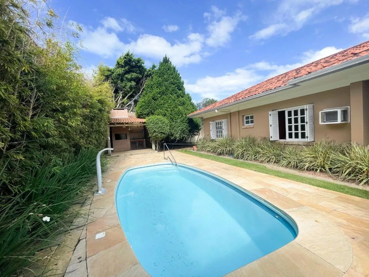 Casa em Atlântida com piscina.