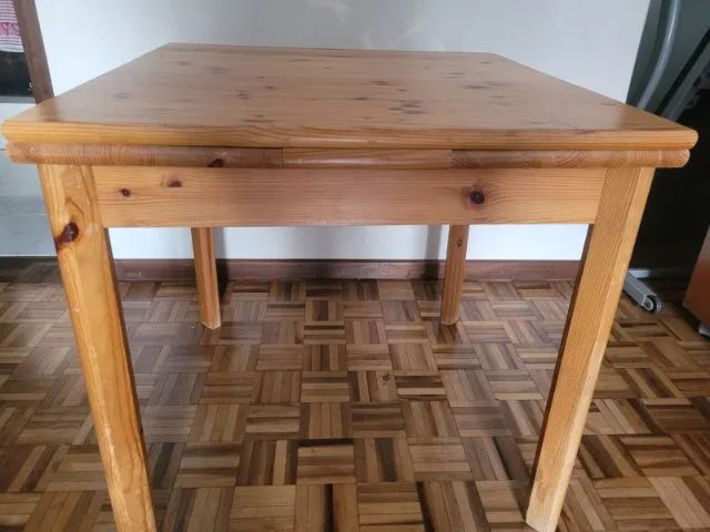 Mesa retrátil de madeira