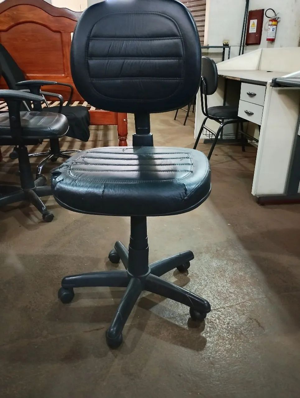 Cadeira de escritório em courino preto,bem conservada.entrega grátis para ribeirão preto . - Foto 2