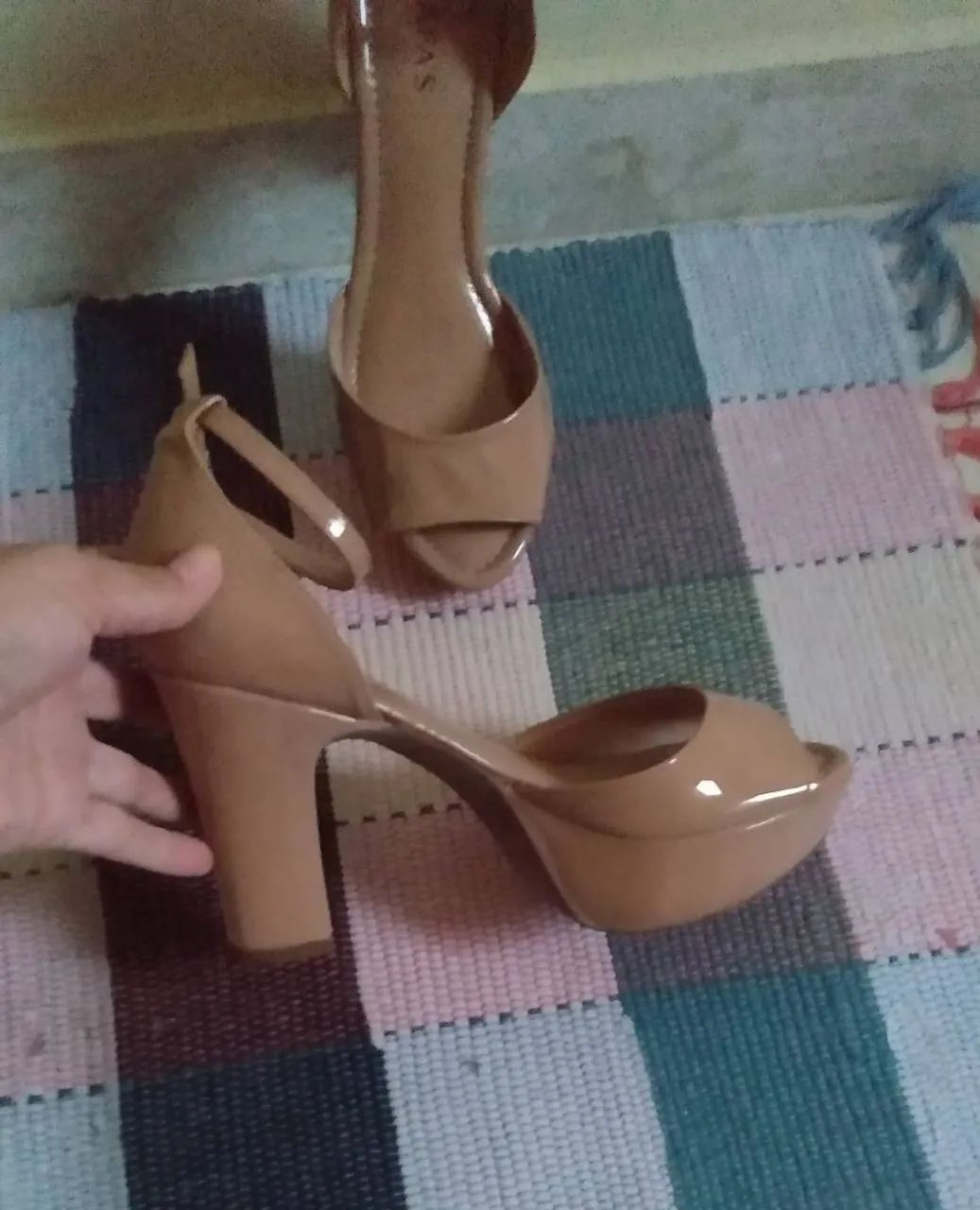 Sandália nude verniz semi nova - Foto 5
