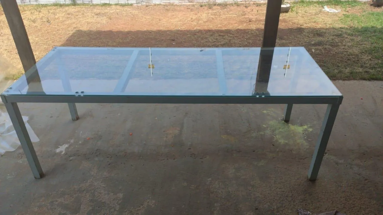 Mesa de jantar com tampo de vidro