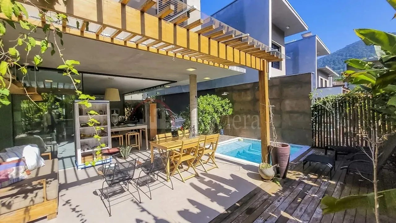 Casa a Venda em Maresias, Condomínio Fechado com Localização Privilegiada a 50 Metros da P