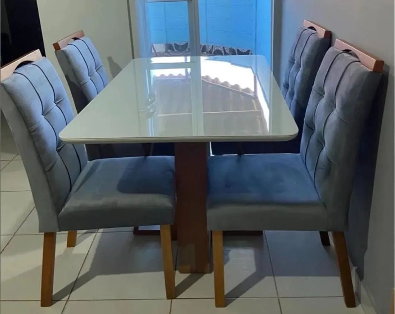 Mesa de jantar Heloísa com 4 cadeiras 
