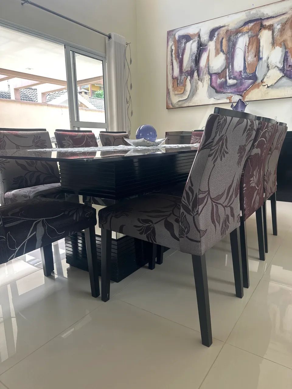 Mesa de Jantar 8 Lugares de Vidro Preto, Base e Cadeiras em Madeira Pintada  - Foto 4