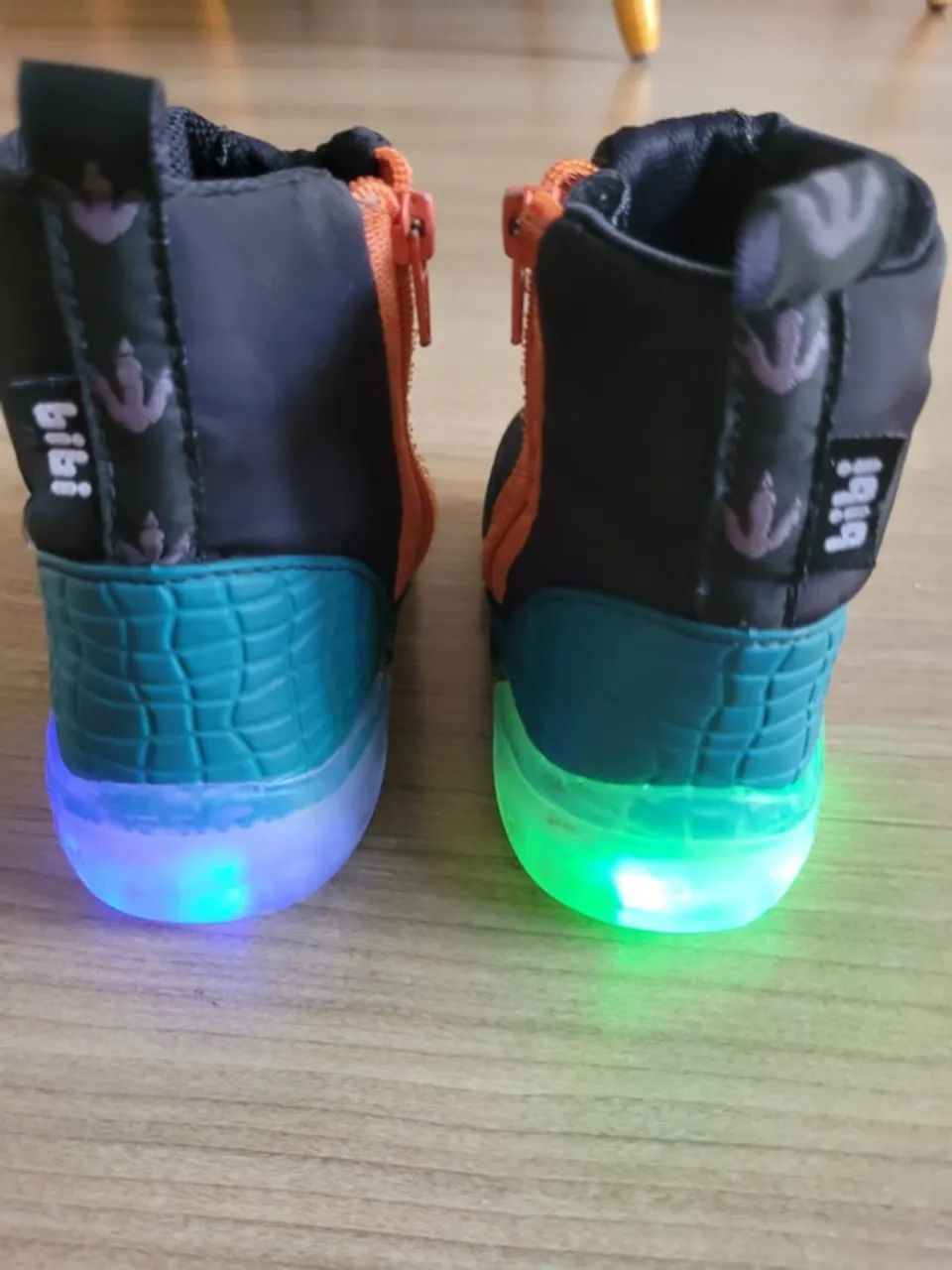 Bota Slip on luz Bibi. TAM:24 marca Bibi - Foto 3