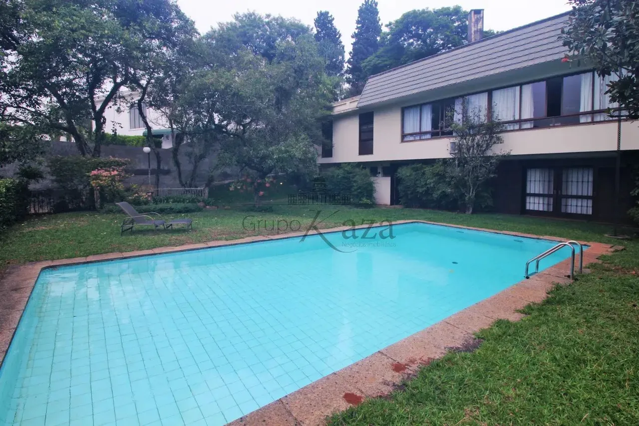 Casa em Rua Fechada - Paineiras do Morumbi - 4 Suítes - 8 Vagas - 1.380m².