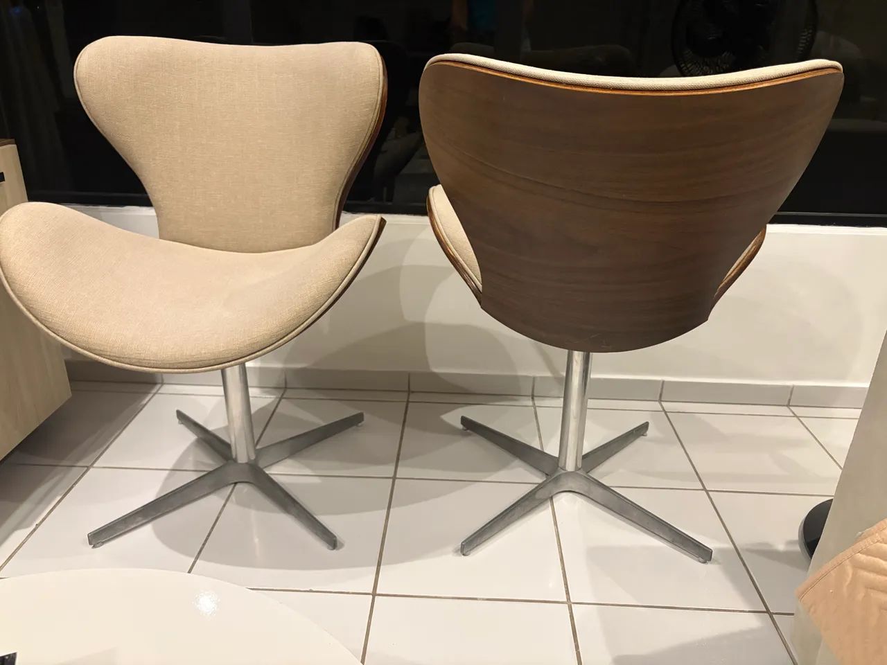 Cadeiras em madeiras e metal