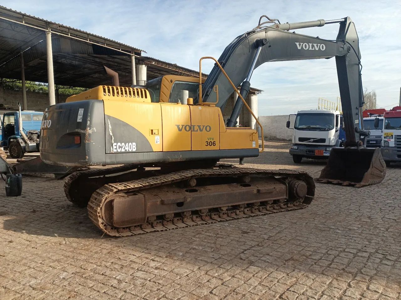 Escavadeira hidráulica volvo 240BLC ano 2010