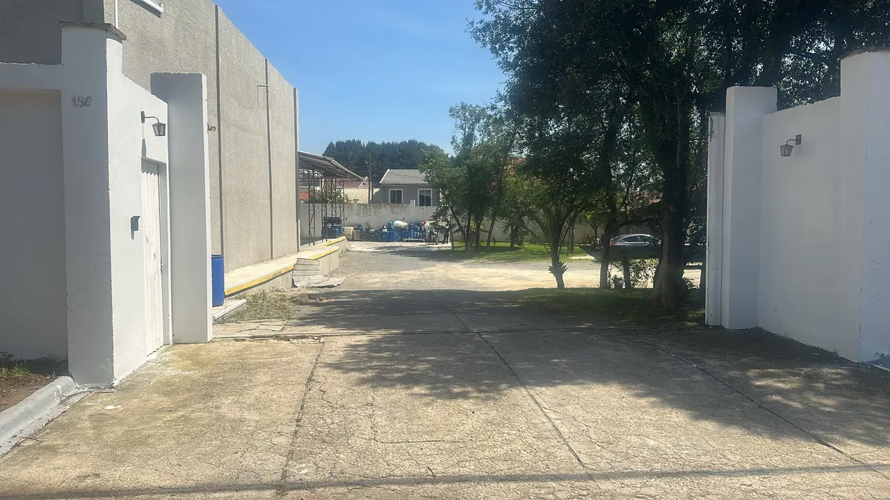 Barracão com escritorio, pátio e doca.