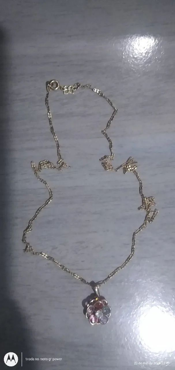 Colar delicado com pingente floral