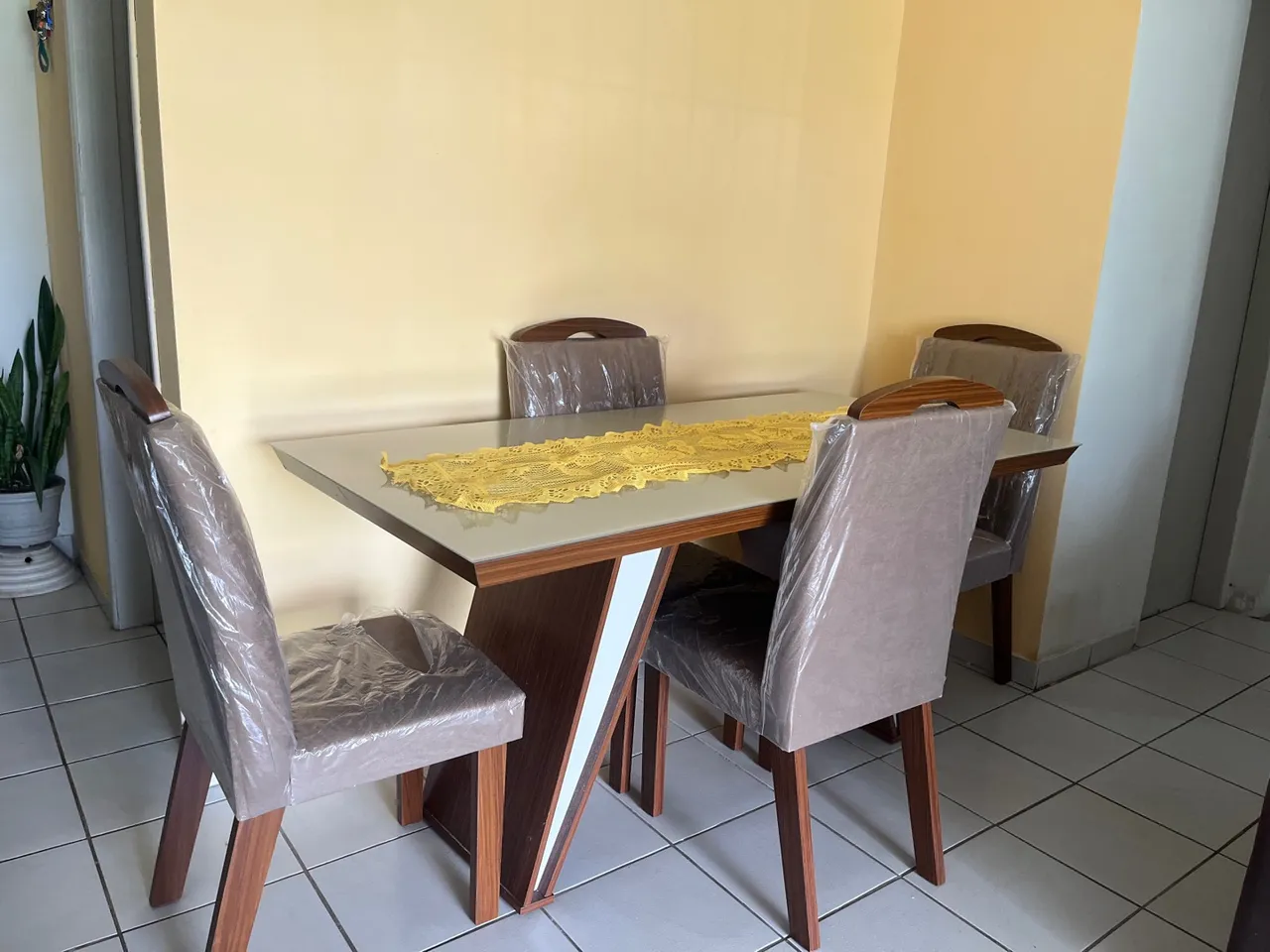 Mesa de Jantar com 6 cadeiras! Porém 4 em uso, e 2 guardada!