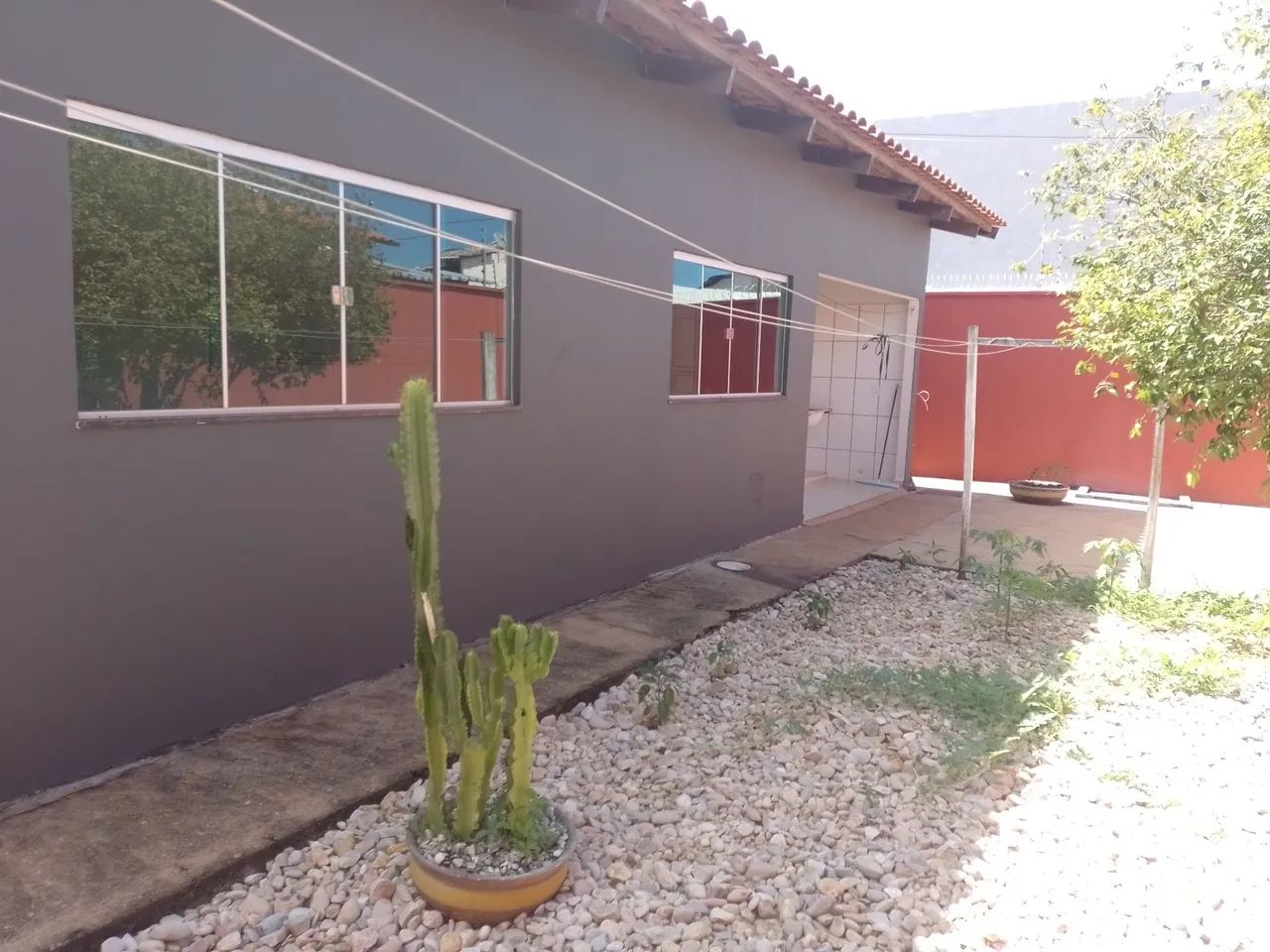 ALUGA CASA 3/4 SENDO 1 SUÍTE 407 SUL FRENTE A PRAÇA  - Foto 5