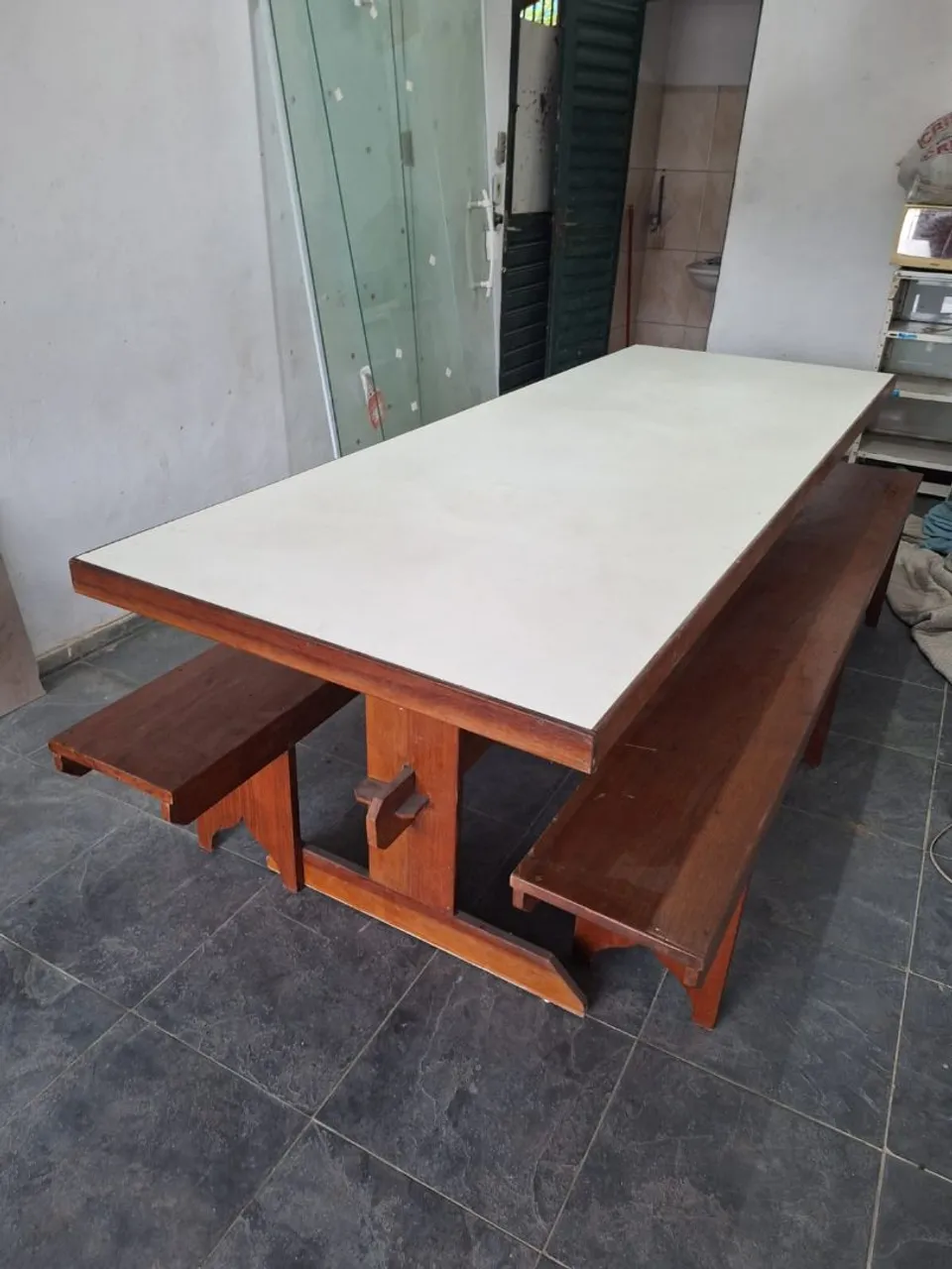 Mesa de jantar com bancos em madeira maciça