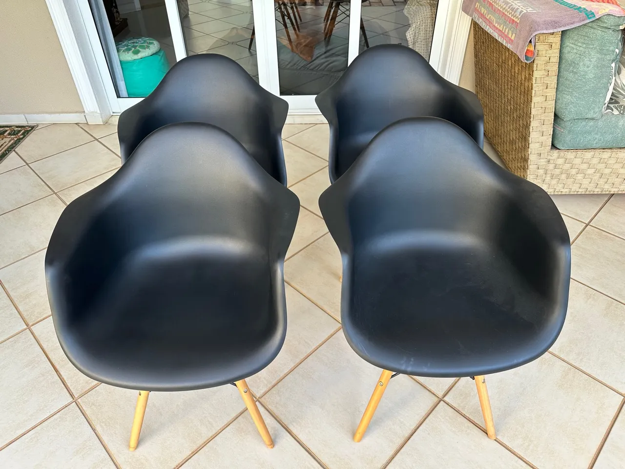 Conjunto de 4 Cadeiras Eames com Design Moderno