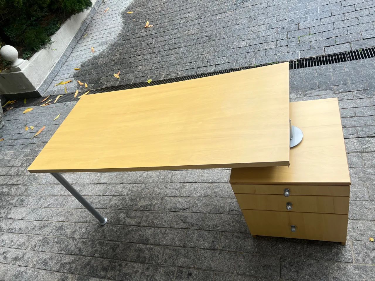 Mesa para escritório com gaveteiro lindo design  - Foto 3