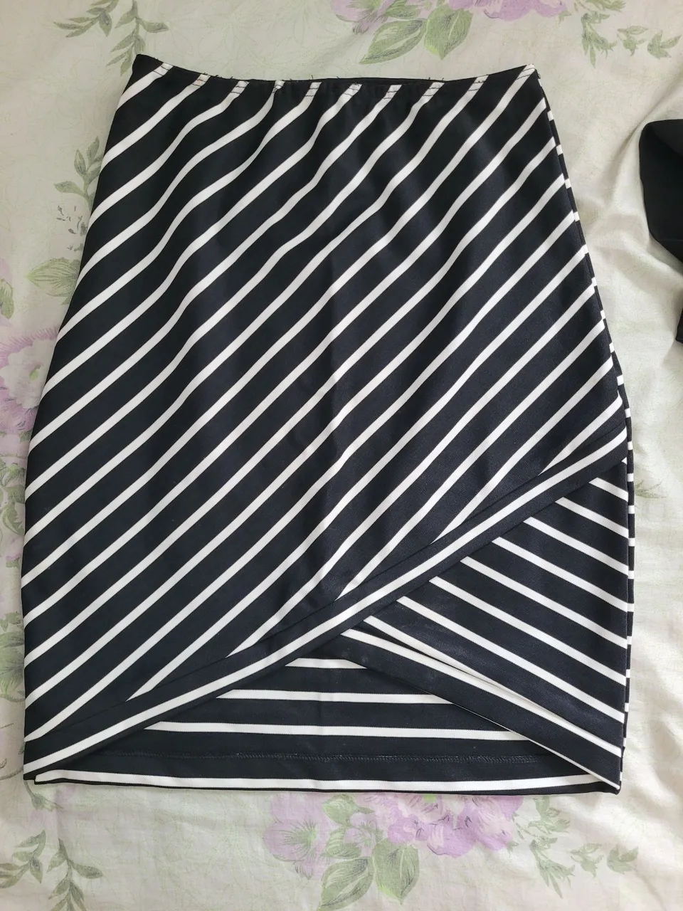 Saia Midi Listrada Preto e Branco