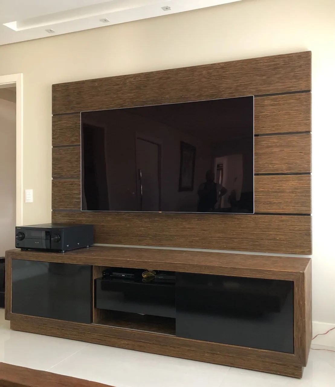 Rack e painel para TV em madeira naval e detalhes em laca preta - 2,20m - Foto 2